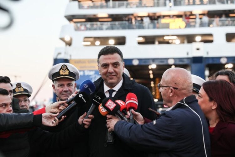 Εικόνα από την επίσκεψη του υπουργού Ναυτιλίας Βασίλη Κικίλια στο λιμάνι του Πειραιά στο πλαίσιο της εξόδου για την γιορτή του Πάσχα, (φωτ.: Δανάη Δαυλοπούλου/EUROKINISSI)