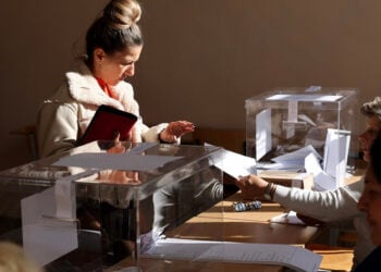 Γυναίκα παραλαμβάνει το ψηφοδέλτιό της σε εκλογικό τμήμα στο Κιουστεντίλ, κατά τη διάρκεια βουλευτικών εκλογών στη Βουλγαρία, 27 Οκτωβρίου 2024 (φωτ.: EPA / Georgi Licovski)