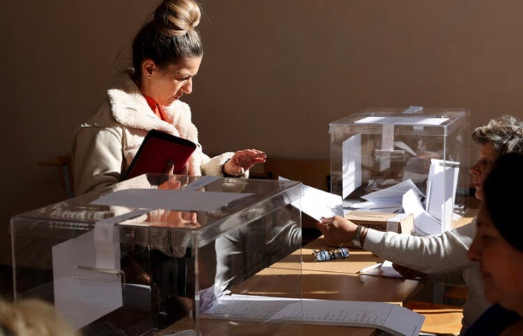 Γυναίκα παραλαμβάνει το ψηφοδέλτιό της σε εκλογικό τμήμα στο Κιουστεντίλ, κατά τη διάρκεια βουλευτικών εκλογών στη Βουλγαρία, 27 Οκτωβρίου 2024 (φωτ.: EPA / Georgi Licovski)