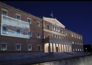 Το κτήριο της Βουλής φωταγωγημένο για την 6η Απριλίου 2026, ημέρα μνήμης της Γενοκτονίας του θρακικού ελληνισμού (φωτ.: Βουλή των Ελλήνων / Αλίκη Ελευθερίου)