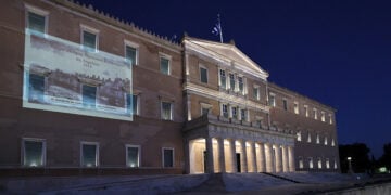 Το κτήριο της Βουλής φωταγωγημένο για την 6η Απριλίου 2026, ημέρα μνήμης της Γενοκτονίας του θρακικού ελληνισμού (φωτ.: Βουλή των Ελλήνων / Αλίκη Ελευθερίου)