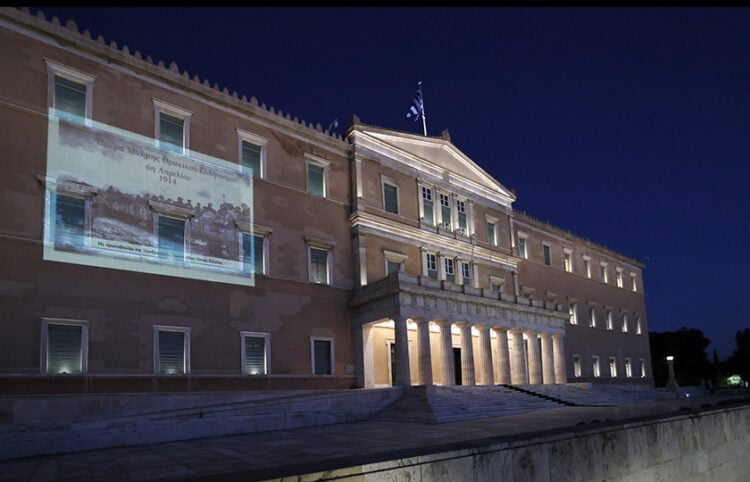 Το κτήριο της Βουλής φωταγωγημένο για την 6η Απριλίου 2026, ημέρα μνήμης της Γενοκτονίας του θρακικού ελληνισμού (φωτ.: Βουλή των Ελλήνων / Αλίκη Ελευθερίου)