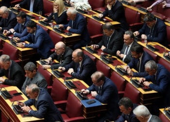 Βουλευτές ψηφίζουν  για την άρσης ασυλίας συναδέλφων τους της ΝΔ, Αθήνα, Τετάρτη 22 Απριλίου 2026 (φωτ.: ΑΠΕ-ΜΠΕ / Αλέξανδρος Μπελτές)