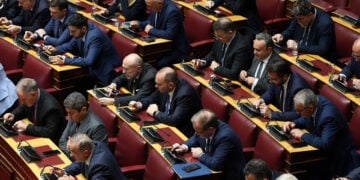 Βουλευτές ψηφίζουν  για την άρσης ασυλίας συναδέλφων τους της ΝΔ, Αθήνα, Τετάρτη 22 Απριλίου 2026 (φωτ.: ΑΠΕ-ΜΠΕ / Αλέξανδρος Μπελτές)