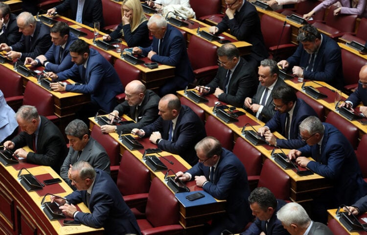 Βουλευτές ψηφίζουν  για την άρσης ασυλίας συναδέλφων τους της ΝΔ, Αθήνα, Τετάρτη 22 Απριλίου 2026 (φωτ.: ΑΠΕ-ΜΠΕ / Αλέξανδρος Μπελτές)