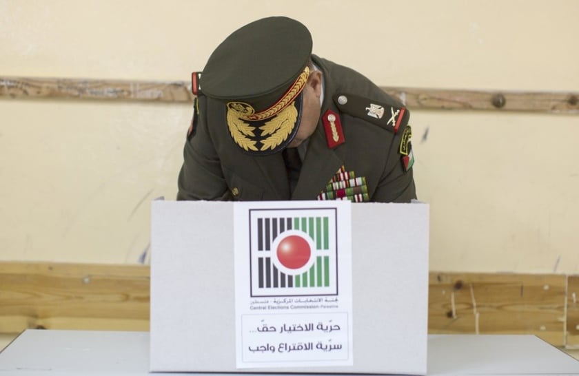 Εικόνα από παλαιότερη εκλογική αναμέτρηση σε δημοτικές εκλογές στη Δυτική Όχθη (φωτ.: EPA/ATEF SAFADI)