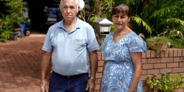 O Θεόδωρος και η Αγνή Χαραλάμπους έξω από το σπίτι τους στο Ντάργουιν (φωτ.: SBS Greek/Νίκος Πλασκασοβίτης)