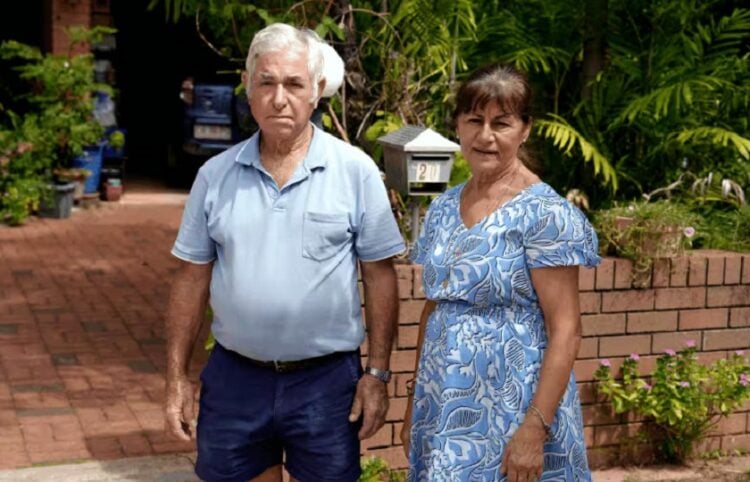 O Θεόδωρος και η Αγνή Χαραλάμπους έξω από το σπίτι τους στο Ντάργουιν (φωτ.: SBS Greek/Νίκος Πλασκασοβίτης)
