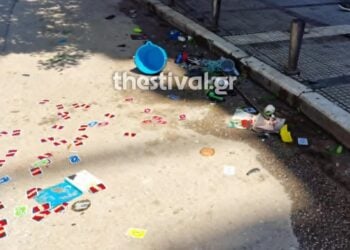 Αντικείμενα που πέταξε ο 5χρονος από το μπαλκόνι του σπιτιού του (φωτ.: thestival.gr)