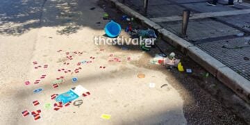 Αντικείμενα που πέταξε ο 5χρονος από το μπαλκόνι του σπιτιού του (φωτ.: thestival.gr)