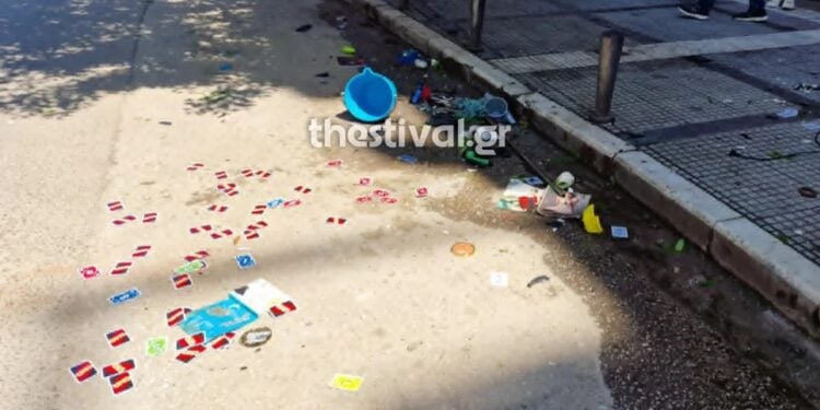 Αντικείμενα που πέταξε ο 5χρονος από το μπαλκόνι του σπιτιού του (φωτ.: thestival.gr)