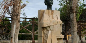 Το γλυπτό πριν από το βανδαλισμό του (φωτ.: heraklionsculptures.gr / Γεώργιος Τσούμπας)