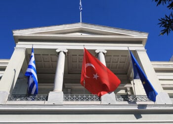Η τουρκική σημαία δίπλα στην ελληνική και την ευρωπαϊκή, στο υπουργείο Εξωτερικών (φωτ.: EUROKINISSI / Γιάννης Παναγόπουλος)