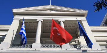 Η τουρκική σημαία δίπλα στην ελληνική και την ευρωπαϊκή, στο υπουργείο Εξωτερικών (φωτ.: EUROKINISSI / Γιάννης Παναγόπουλος)