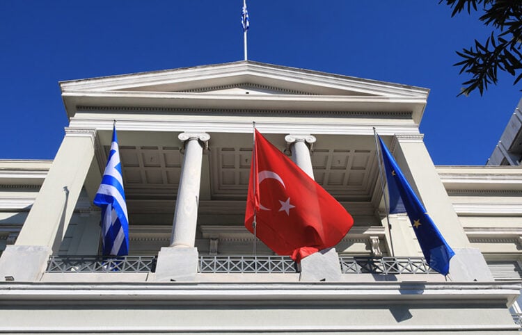 Η τουρκική σημαία δίπλα στην ελληνική και την ευρωπαϊκή, στο υπουργείο Εξωτερικών (φωτ.: EUROKINISSI / Γιάννης Παναγόπουλος)