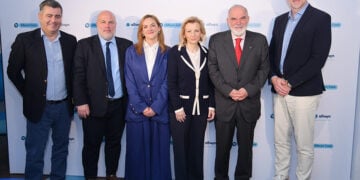 Οδυσσέας Χριστοφόρου, Αναπληρωτής Διευθύνων Σύμβουλος της Allwyn Hellas, Αλέξανδρος Σπυριδωνίδης, Καθηγητής Αιματολογίας του Πανεπιστημίου Πατρών και Επικεφαλής της Ιατρικής Επιτροπής του οργανισμού Choose Life, Γκαμπριέλα Τελεκφάλβι, Project Manager του οργανισμού Bloode, Μάρη Ευγενίδου-Λόη, Πρόεδρος και Ιδρύτρια του οργανισμού Choose Life, Ευάγγελος Φιλόπουλος, Πρόεδρος της Ελληνικής Αντικαρκινικής Εταιρείας, Jan Karas, Πρόεδρος και Διευθύνων Σύμβουλος της Allwyn Hellas