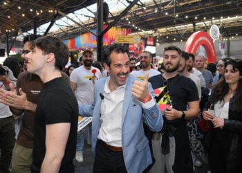 Ο Μάκης κερνά τους επισκέπτες του φεστιβάλ