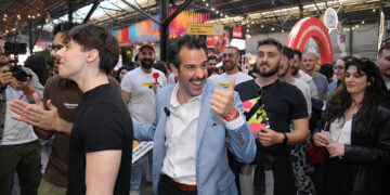 Ο Μάκης κερνά τους επισκέπτες του φεστιβάλ