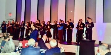 Ο μαέστρος Κώστας Τσουράκης και η χορωδία (φωτ.:  anamniseis.net / ETA PRESS)