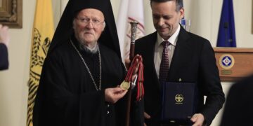 Τελετή απονομής τιμητικής διάκρισης για την "Προστασία της Περιβαλλοντικής Κληρονομιάς" στον Οικουμενικό Πατριάρχη Βαρθολομαίο, από τον Δήμο Αθηναίων, στο Δημαρχιακό Μέγαρο, Δευτέρα 4 Μαΐου 2026.  (φωτ.: Γιώργος Κονταρίνης/EUROKINISSI)
