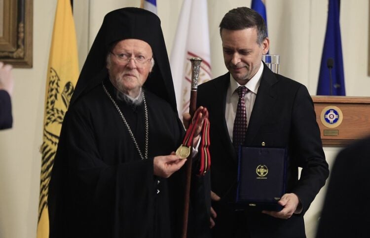 Τελετή απονομής τιμητικής διάκρισης για την "Προστασία της Περιβαλλοντικής Κληρονομιάς" στον Οικουμενικό Πατριάρχη Βαρθολομαίο, από τον Δήμο Αθηναίων, στο Δημαρχιακό Μέγαρο, Δευτέρα 4 Μαΐου 2026.  (φωτ.: Γιώργος Κονταρίνης/EUROKINISSI)