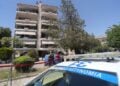 Η πολυκατοικία απ' όπου έκαναν βουτιά στο κενό οι δύο 17χρονες (φωτ.: Σωτήρης Δημητρόπουλος/EUROKINISSI)