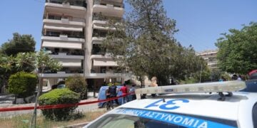 Η πολυκατοικία απ' όπου έκαναν βουτιά στο κενό οι δύο 17χρονες (φωτ.: Σωτήρης Δημητρόπουλος/EUROKINISSI)