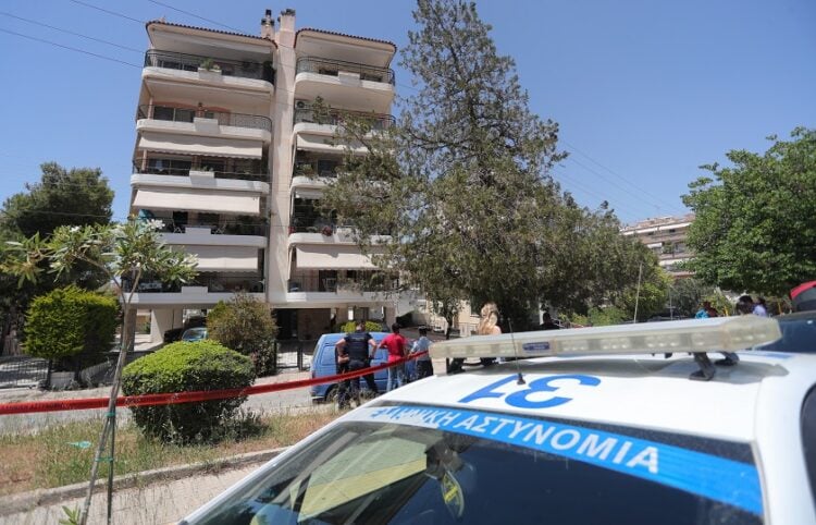 Η πολυκατοικία απ' όπου έκαναν βουτιά στο κενό οι δύο 17χρονες (φωτ.: Σωτήρης Δημητρόπουλος/EUROKINISSI)