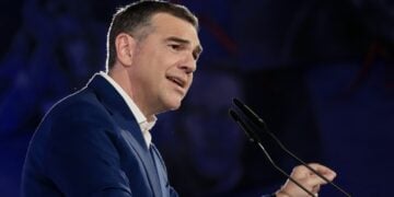 Ο πρώην πρωθυπουργός Αλέξης Τσίπρας στην πρόσφατη παρουσίαση του βιβλίου του με τίτλο «Ιθάκη» στο κινηματοθέατρο Αστόρια, στο Ηράκλειο Κρήτης (φωτ.: ΑΠΕ-ΜΠΕ/Νίκος Χαλκιαδάκης)