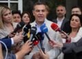 Ο Αλέξης Τσίπρας κάνει δηλώσεις έξω από τον Άρειο Πάγο όπου πήγε να καταθέσει την ιδρυτική διακήρυξη και τις υπογραφές για την ίδρυση του νέου κόμματος «Ελληνική Αριστερή Συμπαράταξη» (φωτ.: Γιάννης Παναγόπουλος/ EUROKINISSI)