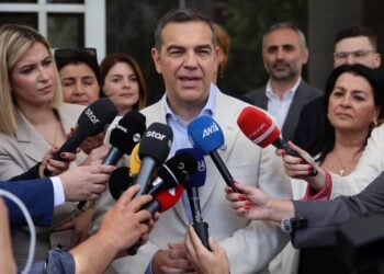 Ο Αλέξης Τσίπρας κάνει δηλώσεις έξω από τον Άρειο Πάγο όπου πήγε να καταθέσει την ιδρυτική διακήρυξη και τις υπογραφές για την ίδρυση του νέου κόμματος «Ελληνική Αριστερή Συμπαράταξη» (φωτ.: Γιάννης Παναγόπουλος/ EUROKINISSI)