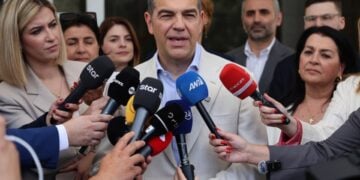 Ο Αλέξης Τσίπρας κάνει δηλώσεις έξω από τον Άρειο Πάγο όπου πήγε να καταθέσει την ιδρυτική διακήρυξη και τις υπογραφές για την ίδρυση του νέου κόμματος «Ελληνική Αριστερή Συμπαράταξη» (φωτ.: Γιάννης Παναγόπουλος/ EUROKINISSI)