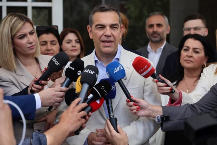 Ο Αλέξης Τσίπρας κάνει δηλώσεις έξω από τον Άρειο Πάγο όπου πήγε να καταθέσει την ιδρυτική διακήρυξη και τις υπογραφές για την ίδρυση του νέου κόμματος «Ελληνική Αριστερή Συμπαράταξη» (φωτ.: Γιάννης Παναγόπουλος/ EUROKINISSI)
