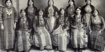 Οι γυναίκες της οικογένειας Ταπανιάν από την Μπάφρα του Πόντου (1900). Πηγή: Μουσείο Λογοτεχνίας και Τέχνης (Γερεβάν), Συλλογή Μαρί Ατματζιάν