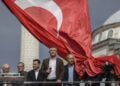 Ο ηγέτης του κόμματος της αξιωματικής αντιπολίτευσης, του Ρεπουμπλικανικού Λαϊκού Κόμματος (CHP), Οζγκιούρ Οζέλ, σε συγκέντρωση διαμαρτυρίας για την παύση και τη φυλάκιση του δημάρχου της Κωνσταντινούπολης Εκρέμ Ιμάμογλου, το 2025 (φωτ.: EPA/ ERDEM SAHIN)