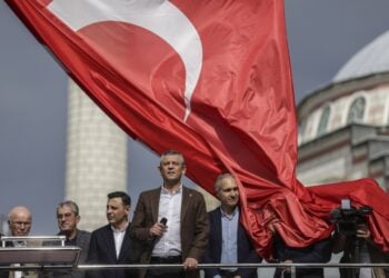 Ο ηγέτης του κόμματος της αξιωματικής αντιπολίτευσης, του Ρεπουμπλικανικού Λαϊκού Κόμματος (CHP), Οζγκιούρ Οζέλ, σε συγκέντρωση διαμαρτυρίας για την παύση και τη φυλάκιση του δημάρχου της Κωνσταντινούπολης Εκρέμ Ιμάμογλου, το 2025 (φωτ.: EPA/ ERDEM SAHIN)