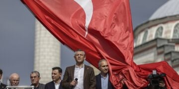 Ο ηγέτης του κόμματος της αξιωματικής αντιπολίτευσης, του Ρεπουμπλικανικού Λαϊκού Κόμματος (CHP), Οζγκιούρ Οζέλ, σε συγκέντρωση διαμαρτυρίας για την παύση και τη φυλάκιση του δημάρχου της Κωνσταντινούπολης Εκρέμ Ιμάμογλου, το 2025 (φωτ.: EPA/ ERDEM SAHIN)