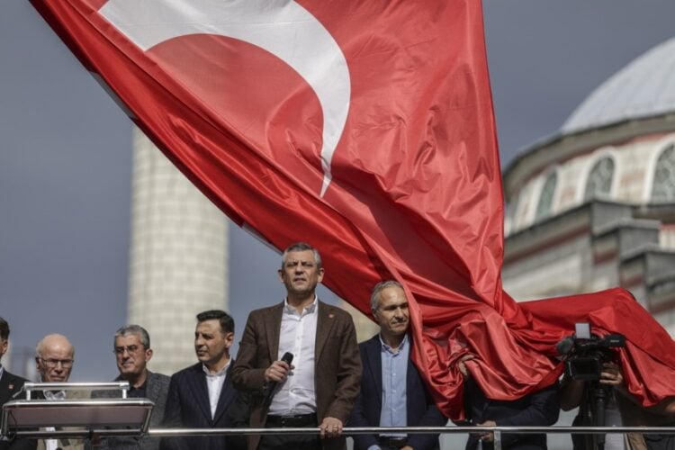 Ο ηγέτης του κόμματος της αξιωματικής αντιπολίτευσης, του Ρεπουμπλικανικού Λαϊκού Κόμματος (CHP), Οζγκιούρ Οζέλ, σε συγκέντρωση διαμαρτυρίας για την παύση και τη φυλάκιση του δημάρχου της Κωνσταντινούπολης Εκρέμ Ιμάμογλου, το 2025 (φωτ.: EPA/ ERDEM SAHIN)