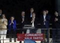 Ο τελών υπό αναστολή καθηκόντων πρόεδρος του Ρεπουμπλικανικού Λαϊκού Κόμματος (CHP) Οζγκιούρ Οζέλ απευθύνεται σε υποστηρικτές του από την οροφή λεωφορείου έξω από τα κεντρικά γραφεία του CHP στην Άγκυρα (φωτ.: EPA/NECATI SAVAS)