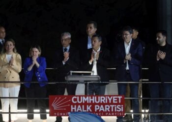 Ο τελών υπό αναστολή καθηκόντων πρόεδρος του Ρεπουμπλικανικού Λαϊκού Κόμματος (CHP) Οζγκιούρ Οζέλ απευθύνεται σε υποστηρικτές του από την οροφή λεωφορείου έξω από τα κεντρικά γραφεία του CHP στην Άγκυρα (φωτ.: EPA/NECATI SAVAS)