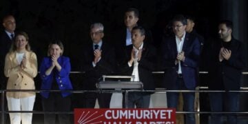 Ο τελών υπό αναστολή καθηκόντων πρόεδρος του Ρεπουμπλικανικού Λαϊκού Κόμματος (CHP) Οζγκιούρ Οζέλ απευθύνεται σε υποστηρικτές του από την οροφή λεωφορείου έξω από τα κεντρικά γραφεία του CHP στην Άγκυρα (φωτ.: EPA/NECATI SAVAS)