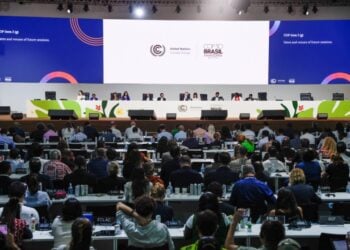 Στιγμιότυπο από την Ολομέλεια της COP30 των Ηνωμένων Εθνών, στο Συνεδριακό Κέντρο Hangar στην Μπελέμ της Βραζιλίας, τον Νοέμβριο του 2025 (φωτ.: EPA/FRAGA ALVES)