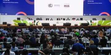 Στιγμιότυπο από την Ολομέλεια της COP30 των Ηνωμένων Εθνών, στο Συνεδριακό Κέντρο Hangar στην Μπελέμ της Βραζιλίας, τον Νοέμβριο του 2025 (φωτ.: EPA/FRAGA ALVES)