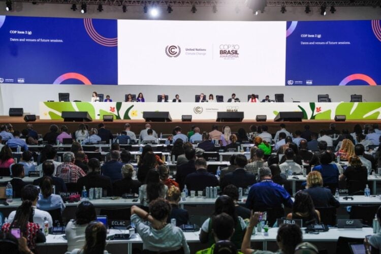 Στιγμιότυπο από την Ολομέλεια της COP30 των Ηνωμένων Εθνών, στο Συνεδριακό Κέντρο Hangar στην Μπελέμ της Βραζιλίας, τον Νοέμβριο του 2025 (φωτ.: EPA/FRAGA ALVES)