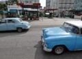 Οχήματα περνούν μπροστά από ένα άδειο βενζινάδικο στην Αβάνα της Κούβας (φωτ.: EPA/Ernesto Mastrascusa)