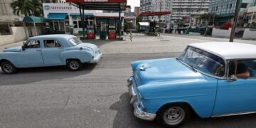 Οχήματα περνούν μπροστά από ένα άδειο βενζινάδικο στην Αβάνα της Κούβας (φωτ.: EPA/Ernesto Mastrascusa)