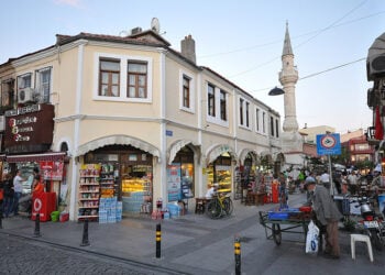 Το γραφικό Τσανάκκαλε, αλλιώς Δαρδανέλλια, στη νότια ακτή του Ελλήσποντου (φωτ.: Jorge Láscar / commons.wikimedia.org)