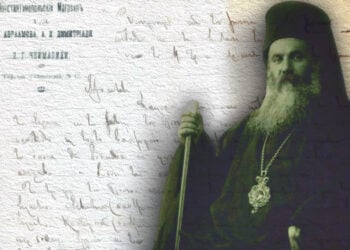 Ο μητροπολίτης Χρύσανθος με φόντο την αρχή του ιστορικού υπομνήματος (εικ.: Γεωργία Βορύλλα)