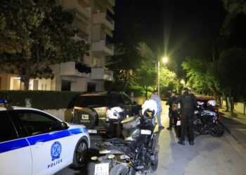 Εικόνα από την περιοχή του Χολαργού όπου άνδρας επιχείρησε να σκοτώσει στη σύζυγό του πριν αυτοκτονήσει (φωτ.: Γιώργος Κονταρίνης/EUROKINISSI)