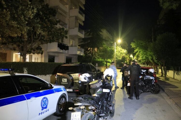 Εικόνα από την περιοχή του Χολαργού όπου άνδρας επιχείρησε να σκοτώσει στη σύζυγό του πριν αυτοκτονήσει (φωτ.: Γιώργος Κονταρίνης/EUROKINISSI)